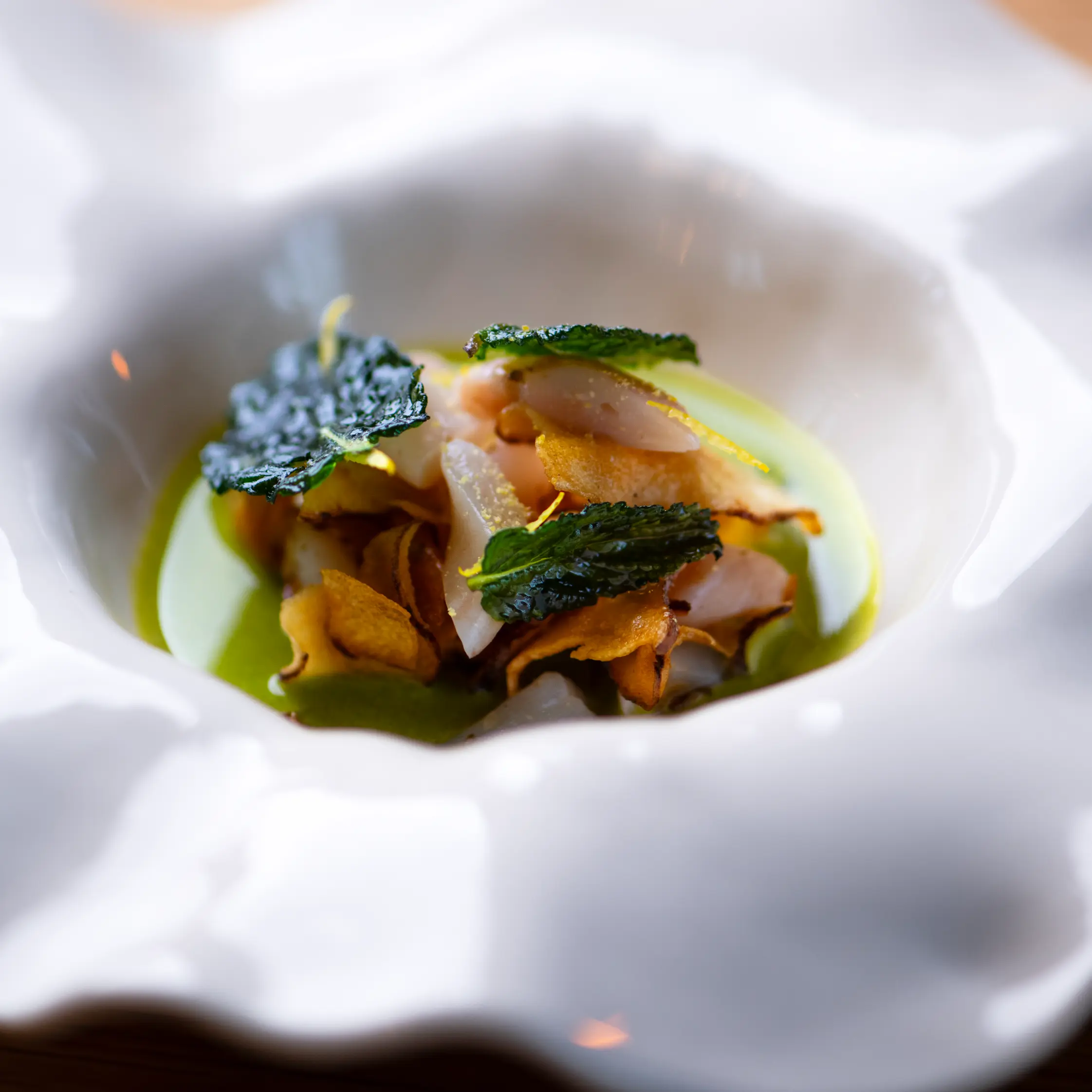 Plat gastronomique raffiné, soigneusement dressé