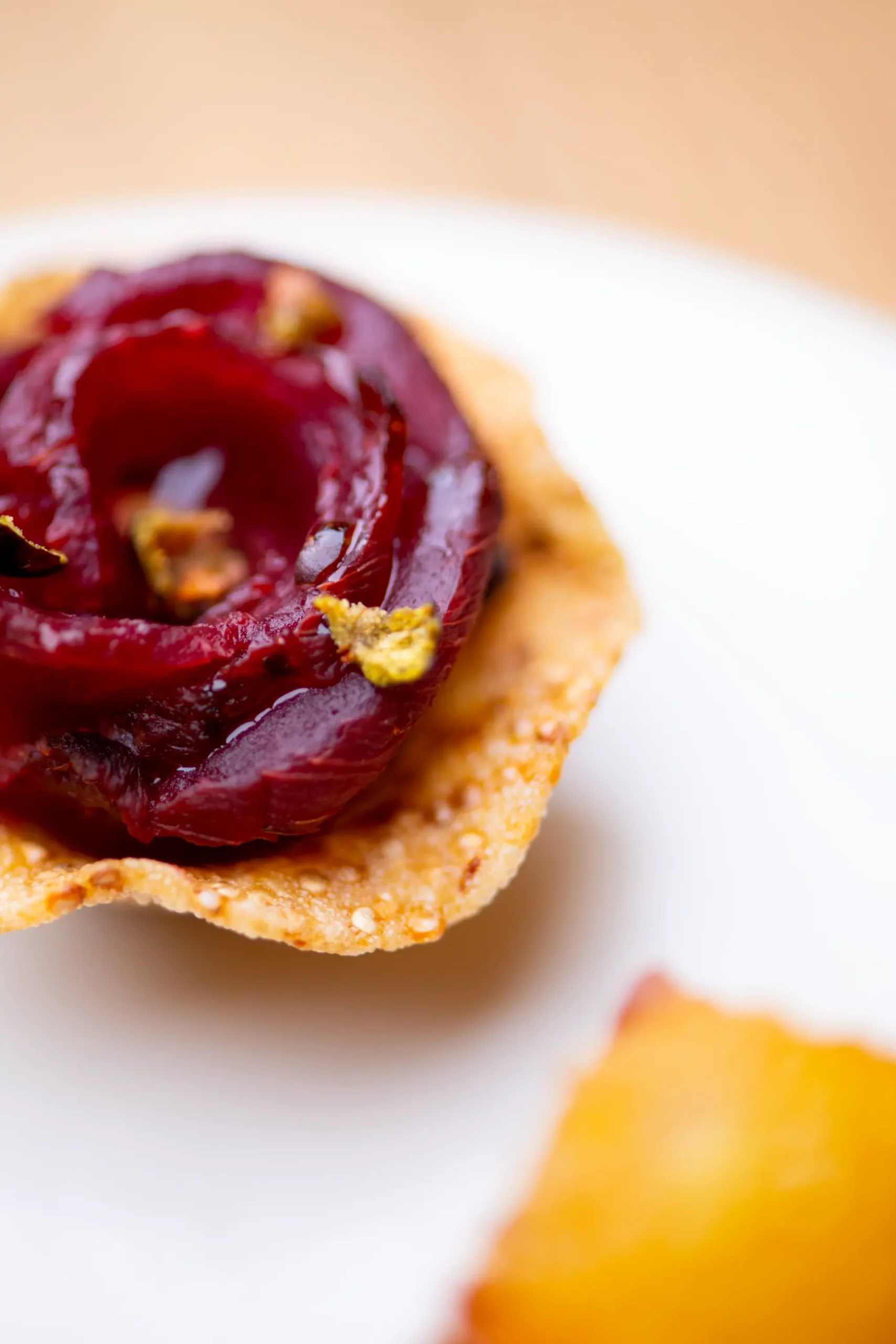 Plat gastronomique raffiné, soigneusement dressé